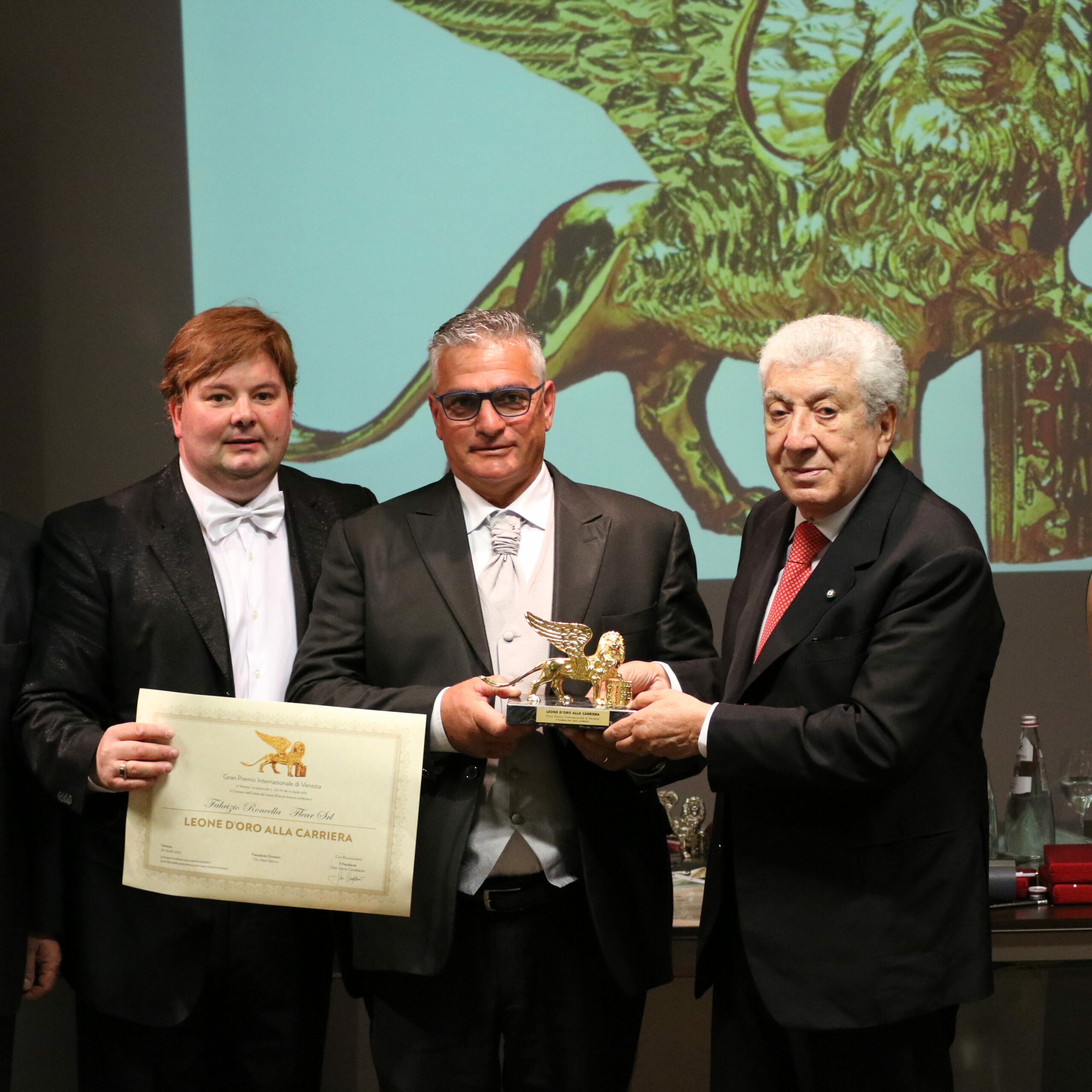 AL CENTRO, Roncella Fabrizio, titolare dell'azienda, al momento della consegna del Leone d'Oro alla carriera a Venezia